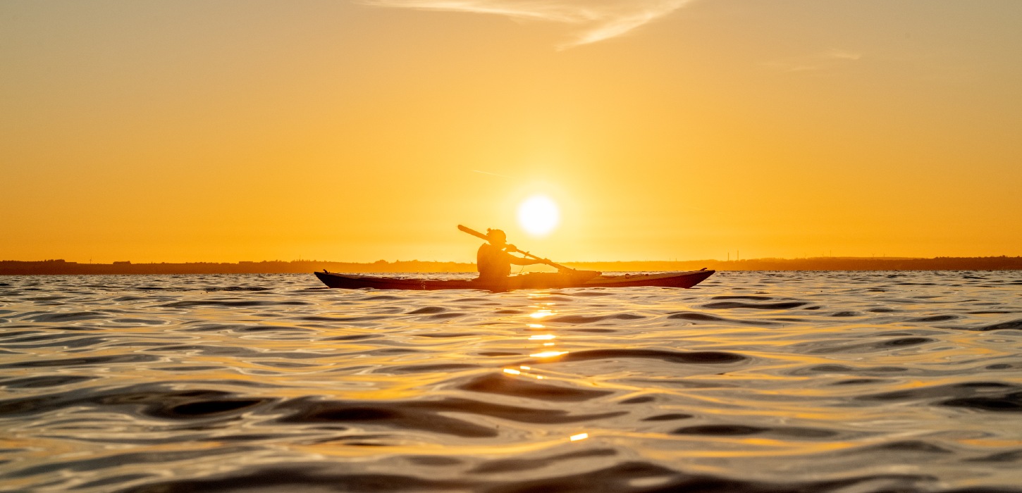 Mors, kajak, solnedgang