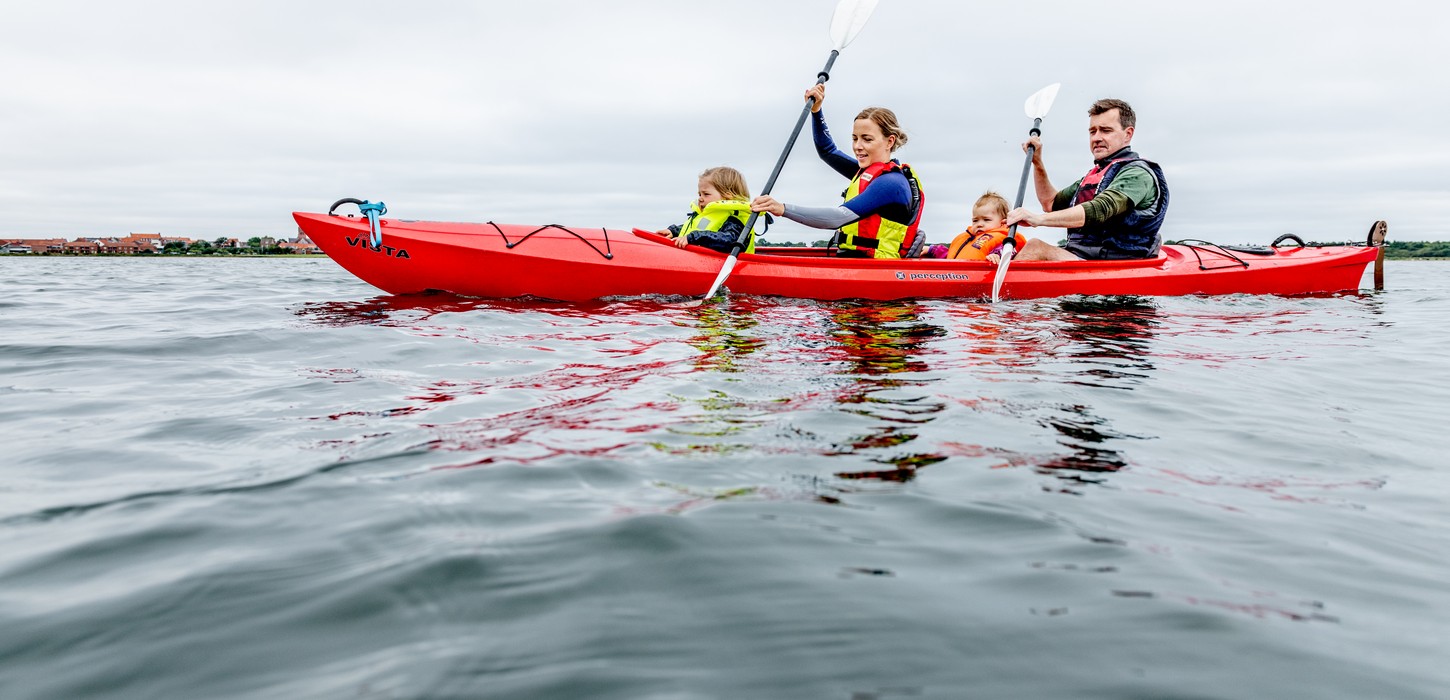 Familie på kajaktur i Limfjorden