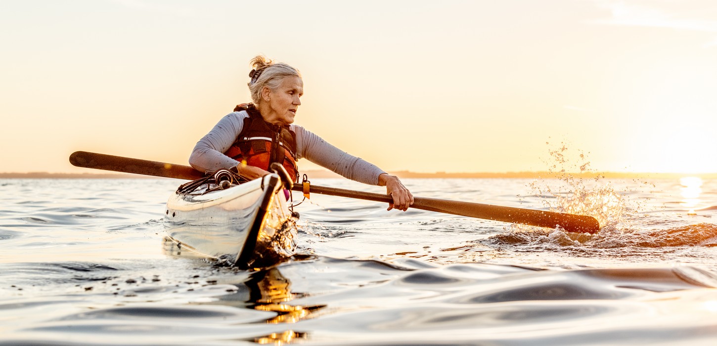 Sejler i kajak mod lyset